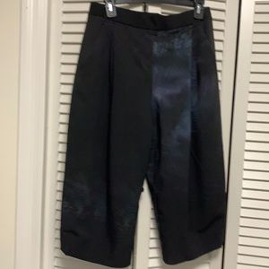 Elie Tahari Navy Capri ,with unique Reptile imprint fabric Size 6
